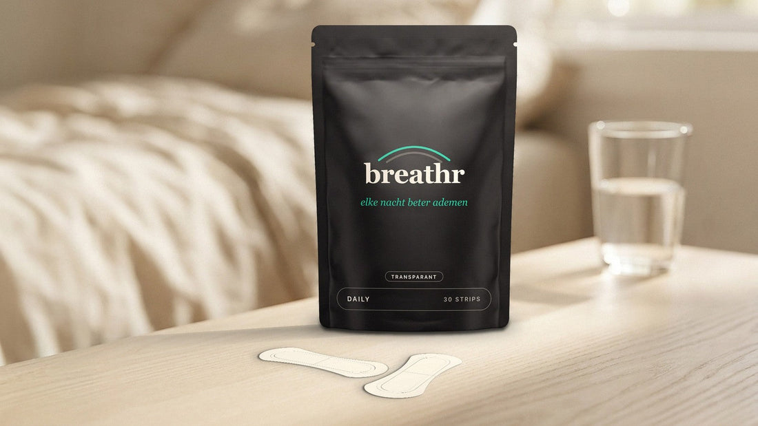 Zakje Breathr Daily neusstrips op een nachtkastje in de ochtendzon, met twee strips ervoor