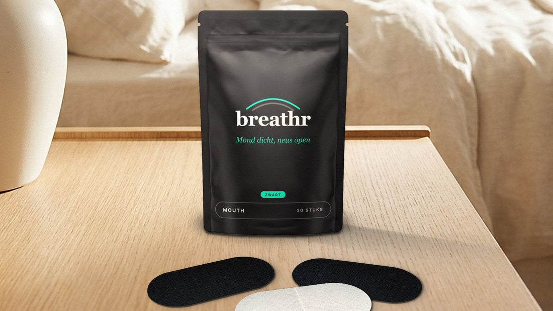 Zakje Breathr mondtape met drie tapes op een nachtkastje