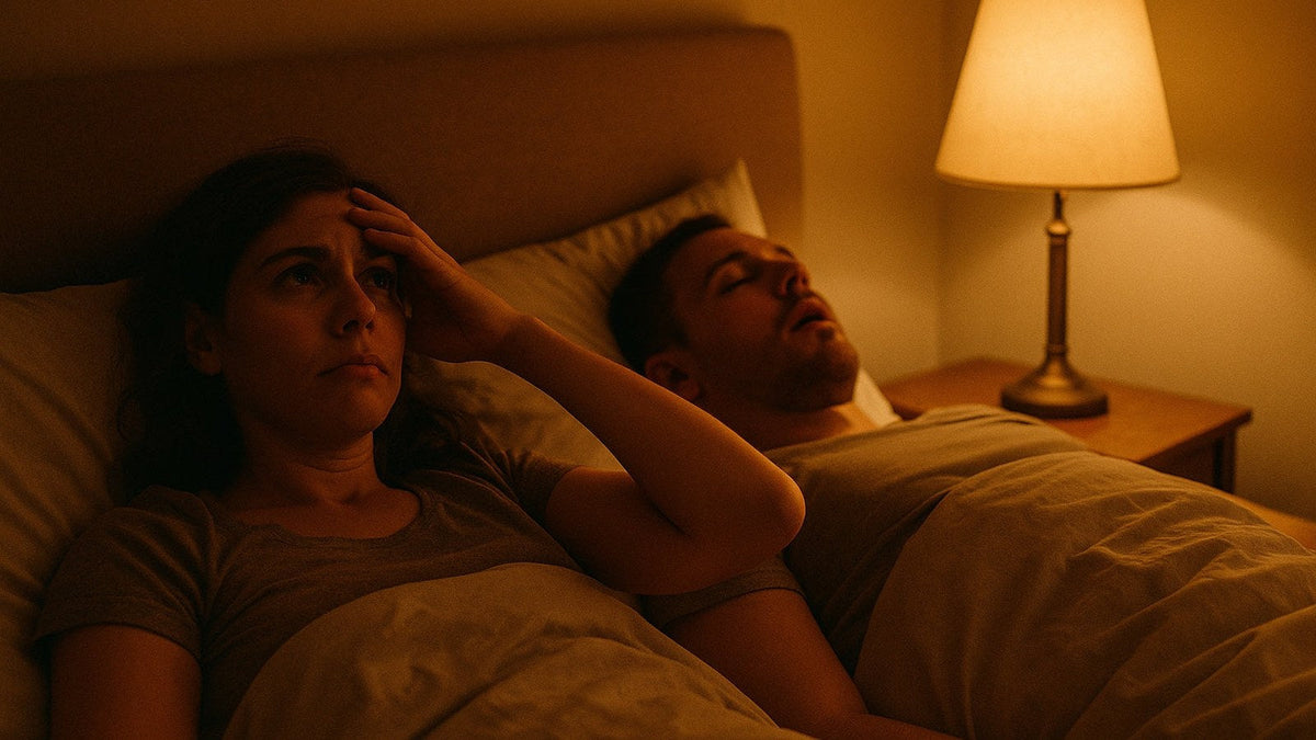 Vrouw ligt wakker naast haar snurkende partner